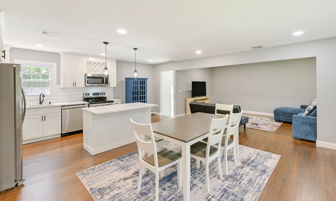 Hampton Bays House | Hampton Bays Retreat: Walk to Squires Beach!