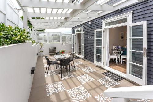 Oneroa House | Hampton Court
