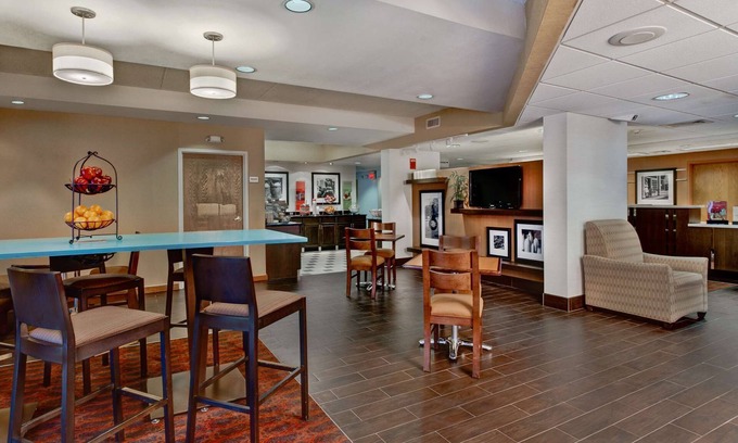 Colgate Hotel | Hampton Inn by Hilton Milwaukee Northwest