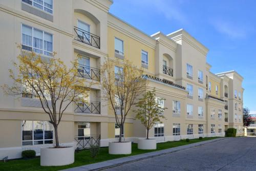 Banff Trail Hotel | Hampton Inn & Suites by Hilton Calgary University NW