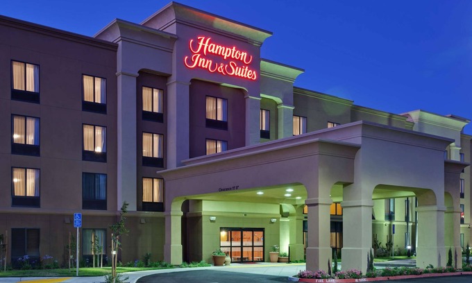 Herndon Hotel | Hampton Inn & Suites Fresno-Northwest