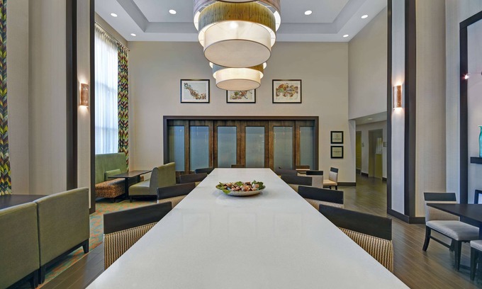 Robbinsville Hotel | Hampton Inn & Suites Robbinsville