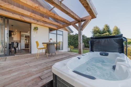 Prebbleton House | Hamptons Retreat - 1BR with Hot Tub and Fireplace