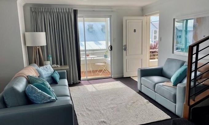 Middleton Beach Apartment | Hamptons style two-story 3 bed, 2 bath apartment located at the heart of Binalup