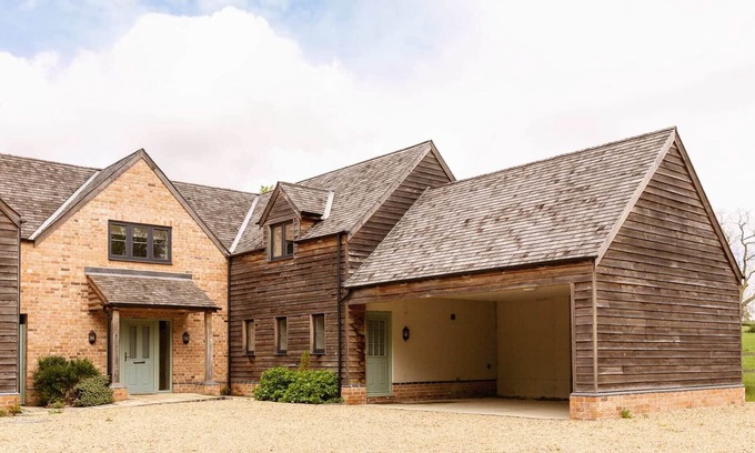 Melton Mowbray House | Hanbury Country House - Hot Tub Package Available