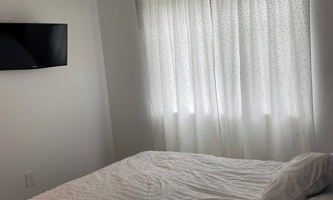 Mid City Cottage | Hancock Park adj charming 1-bedroom cottage with A/C in fabulous Los Angeles.
