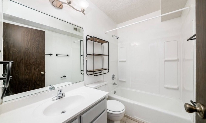 Knolls Thomas Apartment | Hancock Park Spacious 2beds w/free WiFi & parking