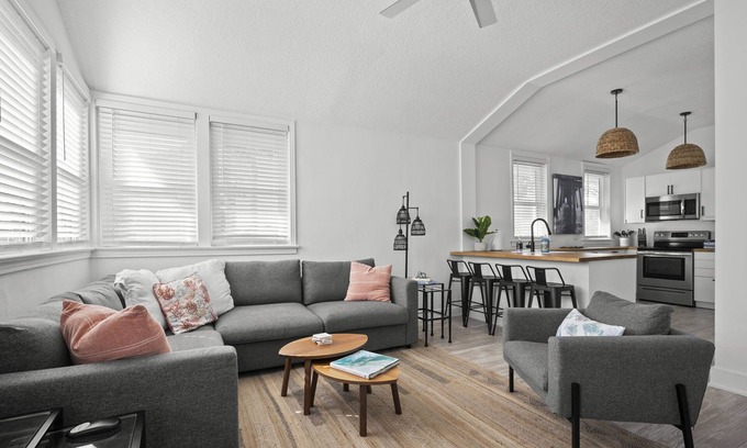Jacksonville Beach House | Hang With the Locals at the SURF PARK House! 3 blocks to the Beach, Pet friendly