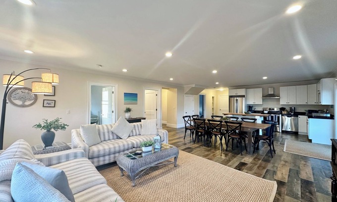 Newport East House | Hangar Haven - Large 6 Bedroom House