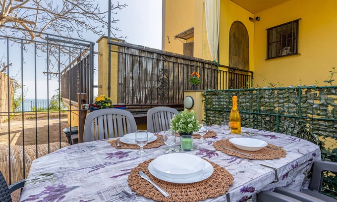 Corniglia Apartment | Hanging Garden with Air Conditioning