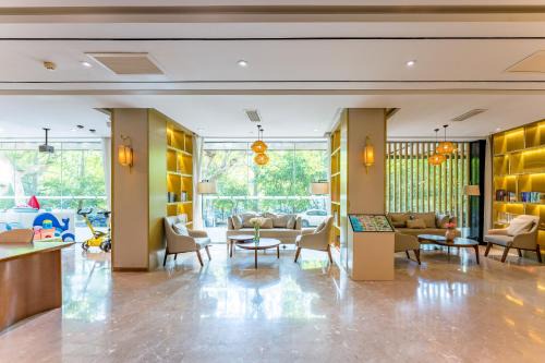 Downtown Hangzhou Hotel | Hangzhou West Lake Hubin Yintai Atour Hotel