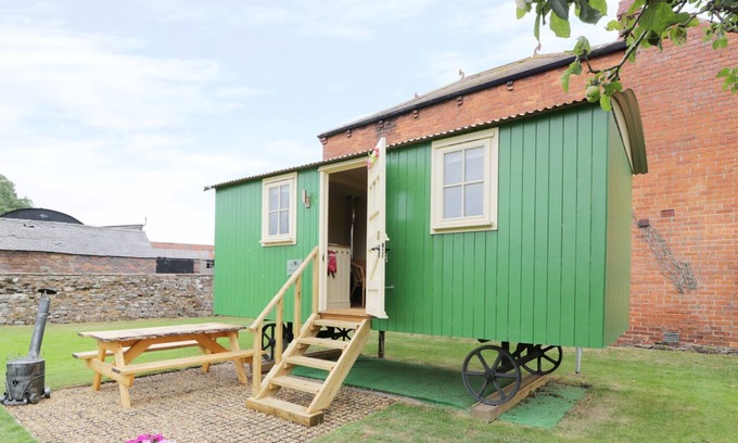 Wigton Cottage | HANNAH'S HIDE, pet friendly, with open fire in Bowness-On-Solway