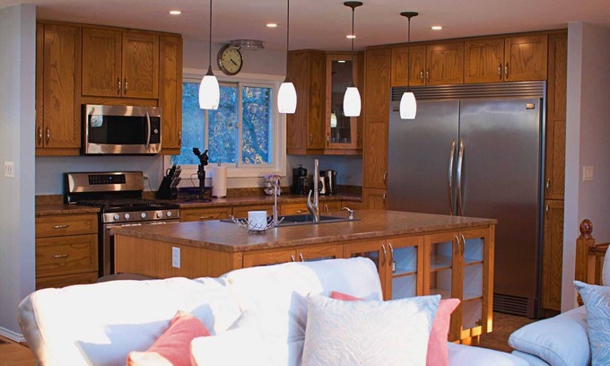 Quinte West House | Hannah's Paradise! Quaint family gathering home with hot tub & large space