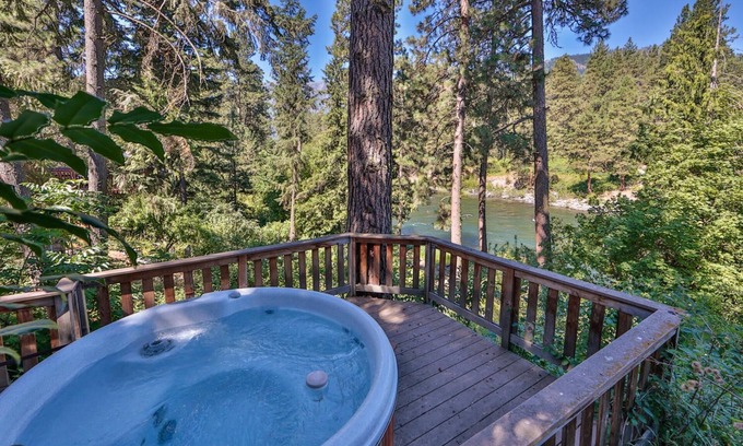 Leavenworth Cabin | Hannah's River Cabin - Riverfront - Hot Tub - Walking Distance to Town!