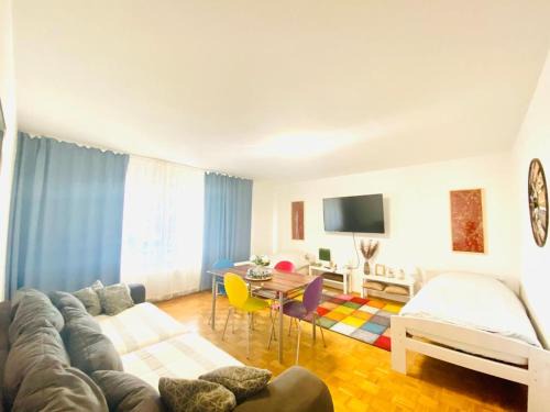 Region Hannover District Apartment | HannoverMesseApartment 2 bedroom and a balcony