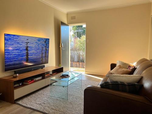 Thornbury Apartment | Happening Harold Street!