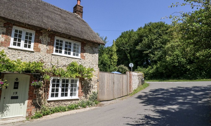 Piddlehinton Cottage | HAPPINESS COTTAGE, pet friendly, with a garden in Piddlehinton