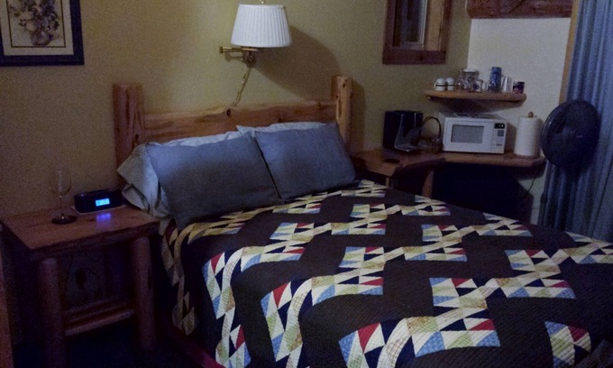 Winthrop Apartment | Happy Cabin: Small Studio