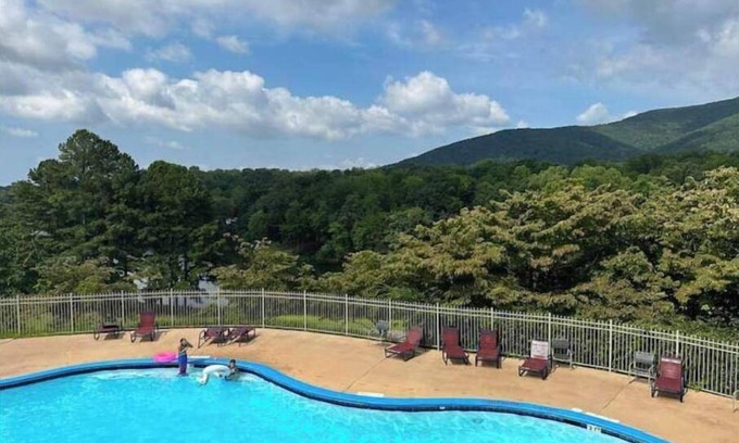 Cleveland Resort | Happy Camper Hideaway/RV Mountain Lakes Resort Cleveland, GA