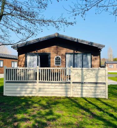 Allerthorpe House | Happy Days Lodge with Hot Tub