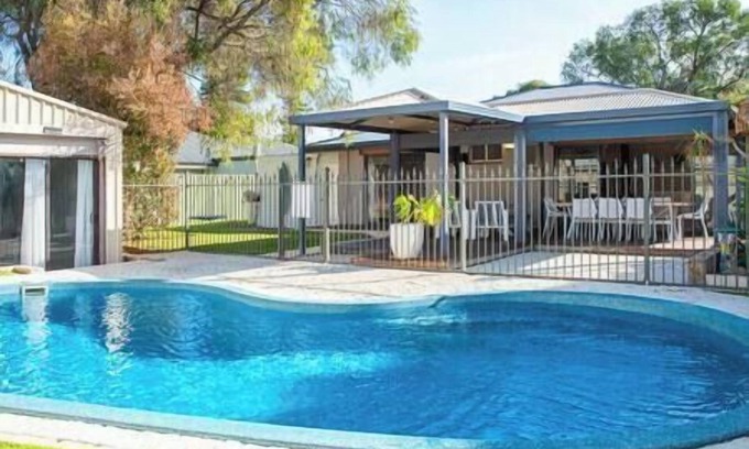 Broadwater House | Happy Daze Beach House- Pool