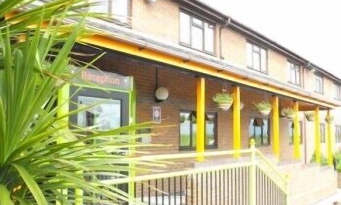 Warrington House | Happy Guests Lodge