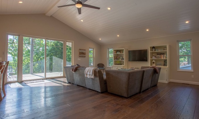 Ridgedale House | Happy Hideaway 4 Bedroom Home by RedAwning