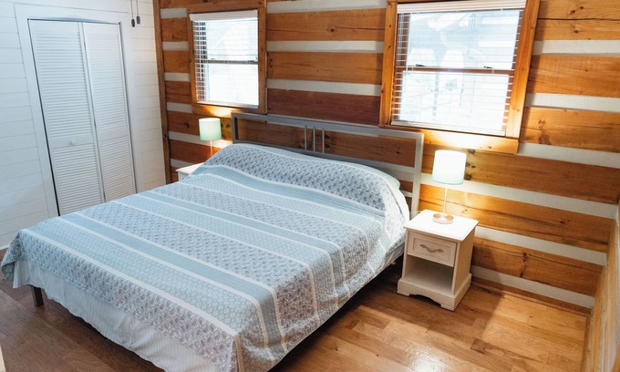 Hermitage Cabin | "Happy Hollow" Modern Log Cabin - Cozy country retreat convenient to everything!