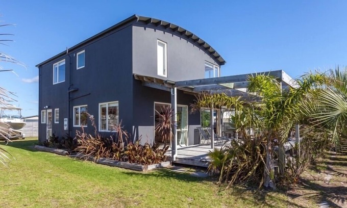 Matarangi House | Happy Hour - 24/7 - two minute walk to the beach