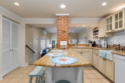 Historic District House | Happy Hours