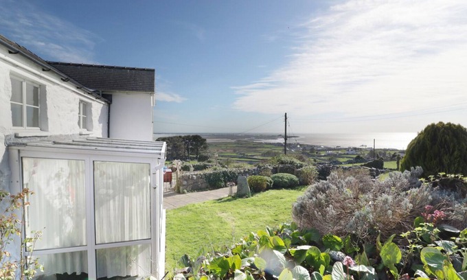 Llanfair Cottage | HAPPY LANDING, pet friendly, with a garden in Llanfair