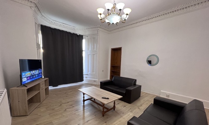 Glasgow Apartment | Happy Pillow
