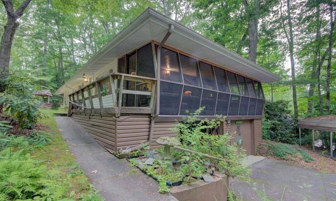 Hendersonville House | Happy Shack Mountain Bike Nirvana bordering DuPont State Park, dogs OK, bike workshop, Biltmore Pass