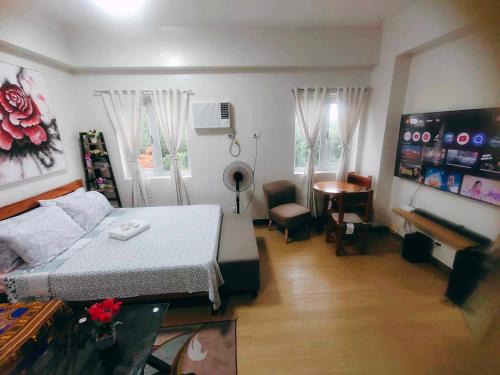 Trece Martires Apartment | Happy Stays B - 300mbps - 65"TV Netflix, Disney - Washer