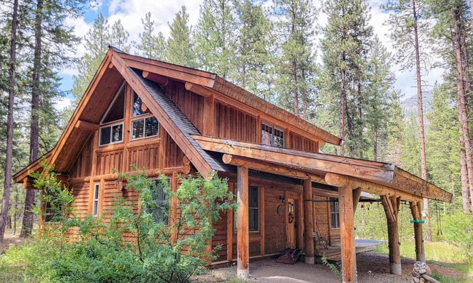 Mazama Cabin | Happy Trails: woodland retreat with sauna and deck