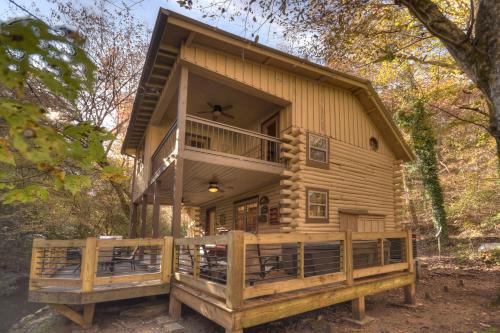 Mineral Bluff House | Happy Trout Hideaway - Creek Views Of Hot House Creek, Hot Tub, Outdoor Fire Pit, Cozy Atmosphere - Mineral Bluff, GA