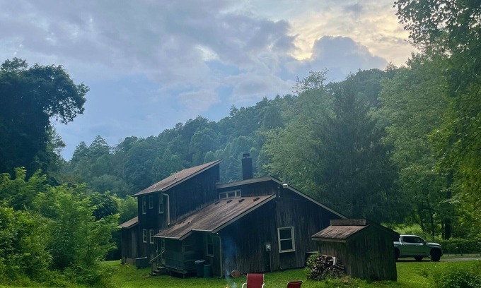 Tallassee House | Happy Valley Mountain Getaway!
