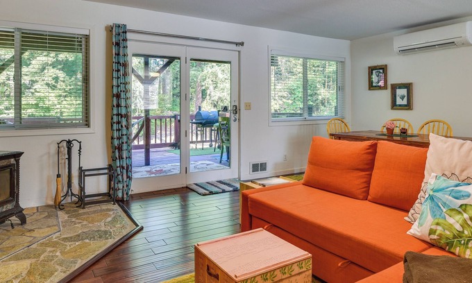 Sunnyside Apartment | Happy Valley Rental: Private Deck & Charcoal Grill