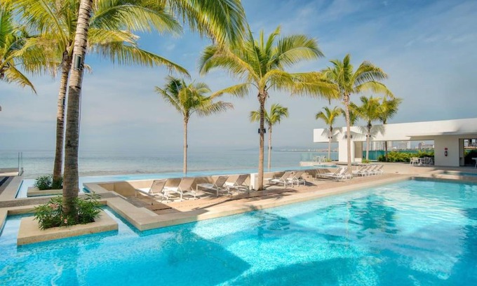 Las Glorias Apartment | Harbor 9005 Beachfront 2bdr by Moikkarentals