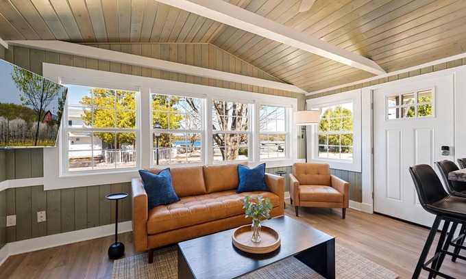 Fish Creek Cottage | Harbor Cottage | Downtown Fish Creek-Dog Friendly