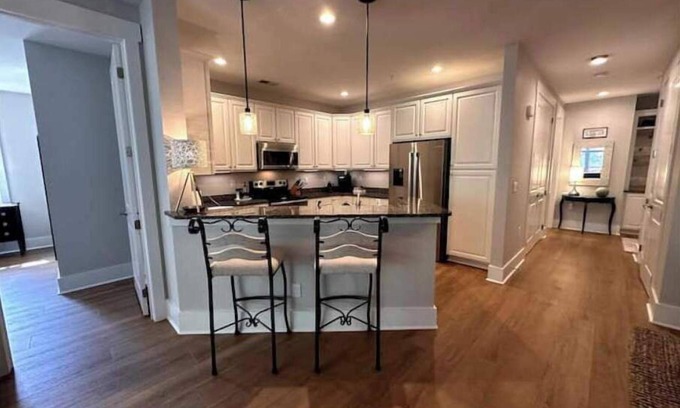 St. James House | Harbor Moon - 3 miles to Oak Island!
