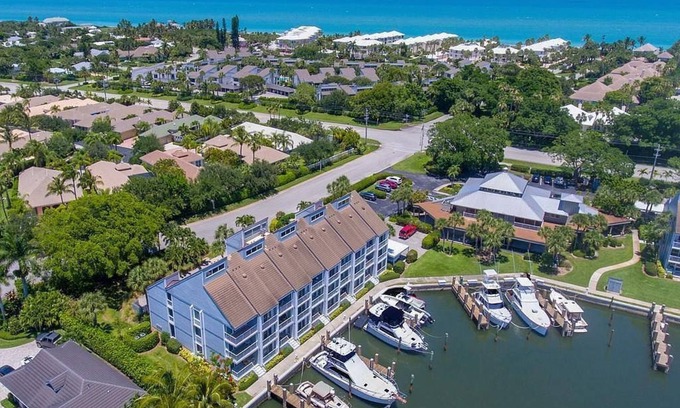 South Beach Condo | Harbor View and short walk to ocean