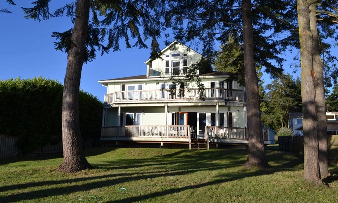 Langley House | Harbor View Haven by AvantStay | Private Backyard