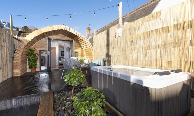 Newlyn Ski Chalet | Harbour Hideaway