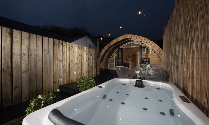Newlyn Ski Chalet | Harbour Hideaway - pet friendly chalet with hot tub that sleeps 2 guests in 1 bedroom