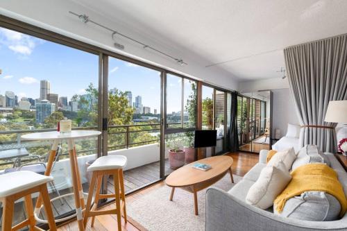 Potts Point Apartment | Harbour Horizon - Iconic Skyline Retreat with Pool