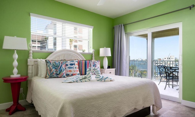 Fort Myers Beach Apartment | Harbour House at the Inn 306