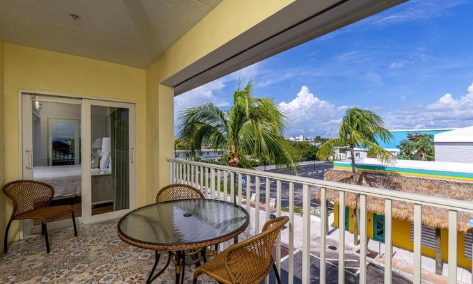 Fort Myers Beach Apartment | Harbour House at the Inn 301