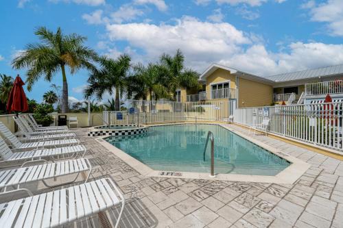 Fort Myers Beach Apartment | Harbour House at the Inn 318