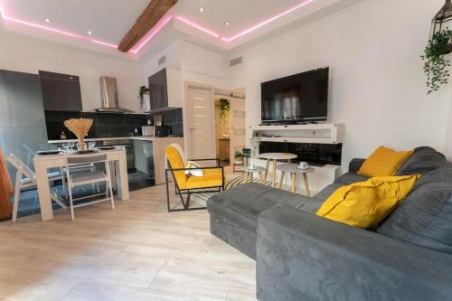 Liberation Apartment | Harbour Pearl - AC & Breakfast - 3min Walk to Tram